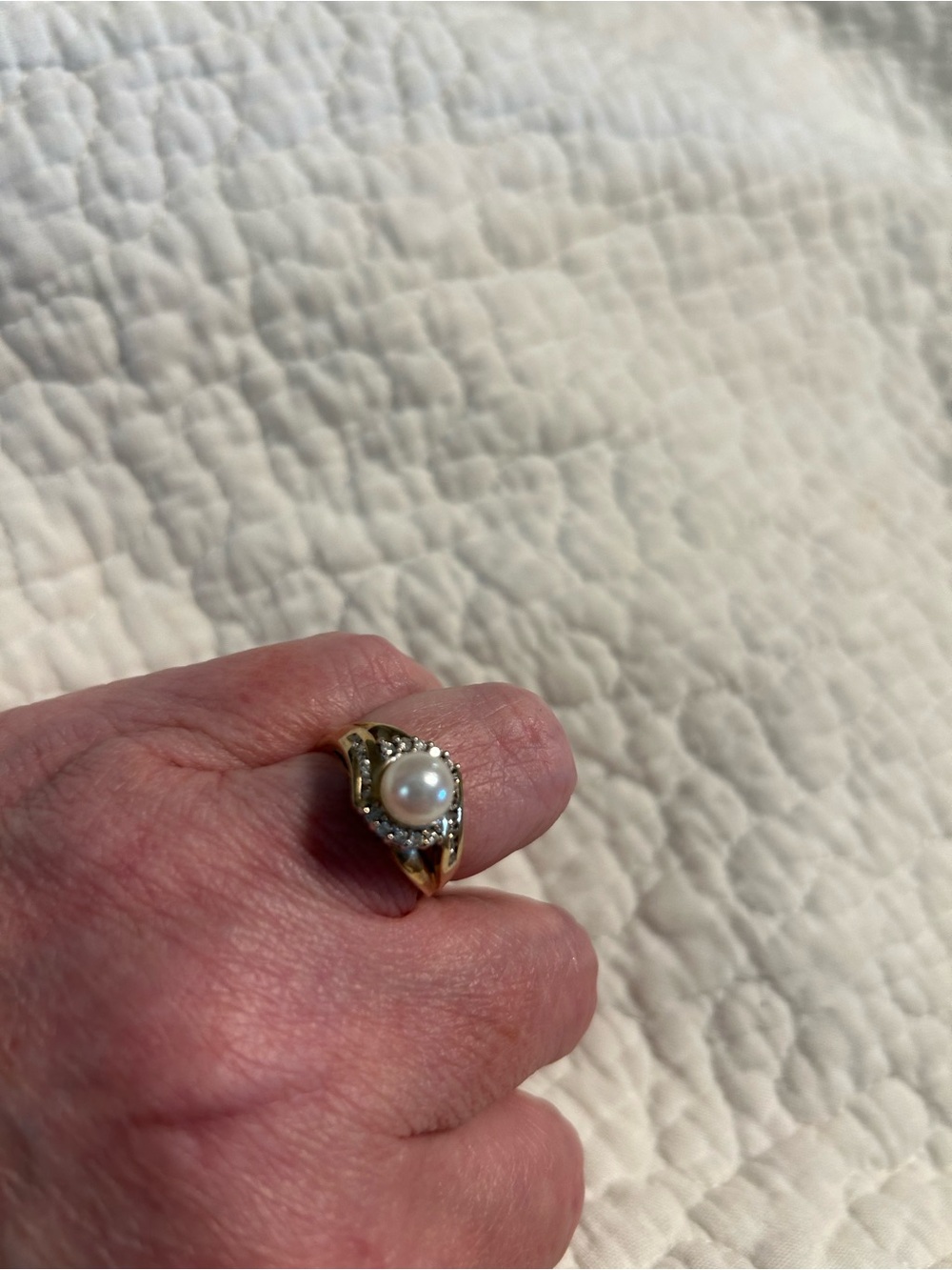 Classic Pearl Ring - Elegant White Pearl & diamond accent stones 10k yellow gold - Picture 3 of 3